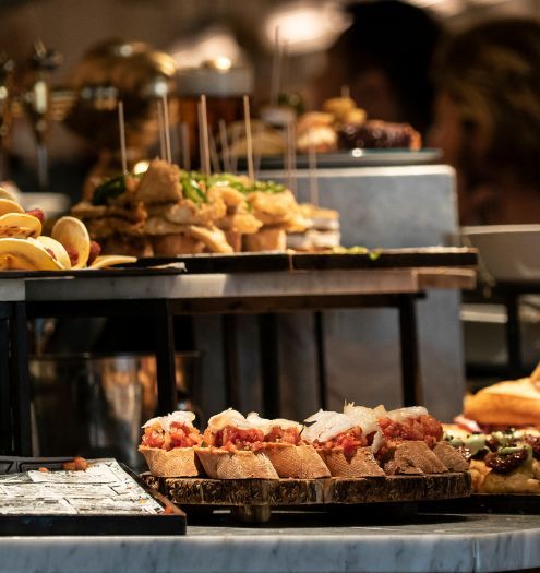Tapas en el mostrador de un restaurante