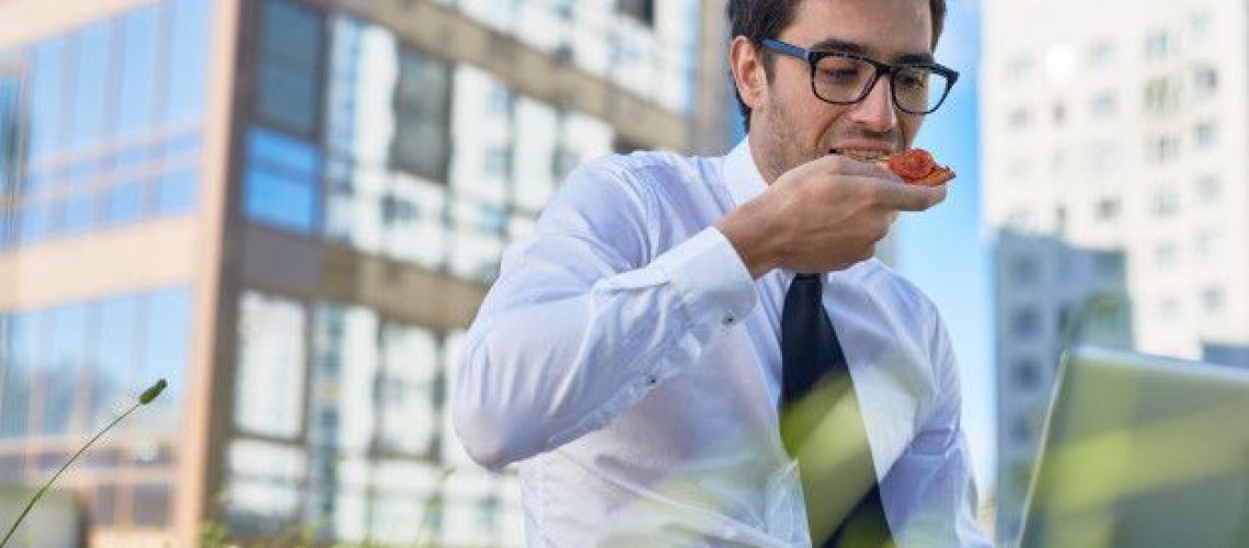 ejecutivo comiendo en la calle