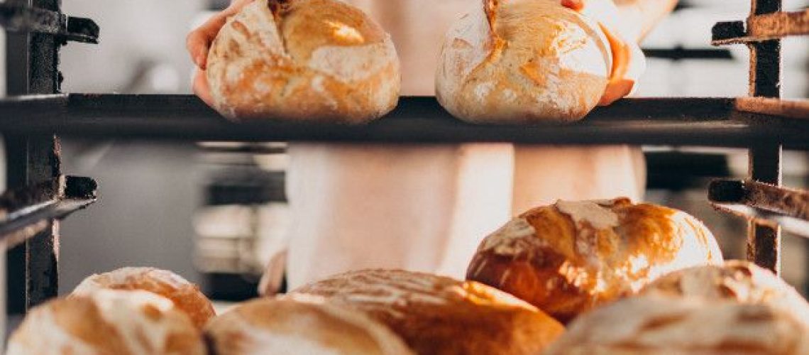 Panadero con hogazas